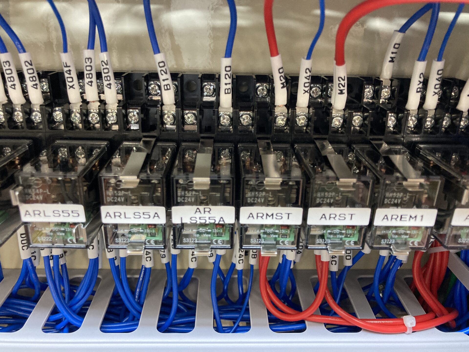 制御盤の電気部品の紹介！ 制御リレー編 | 生産システム設計.com 